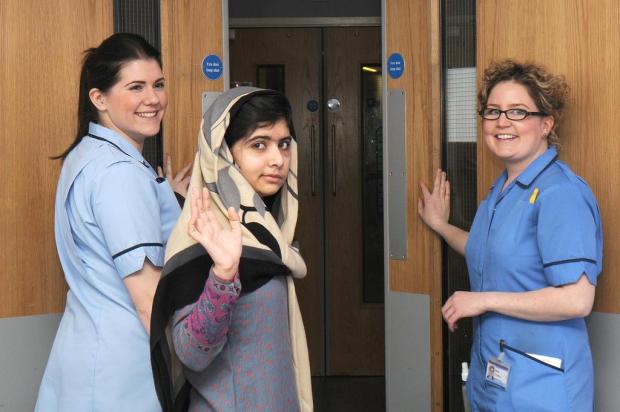 Jovem paquistanesa ferida por talibãs recebe alta na Grã-Bretanha QUEEN ELIZABETH HOSPITAL/AFP Jovem paquistanesa ferida por talibãs recebe alta na Grã-Bretanha QUEEN ELIZABETH HOSPITAL/AFP