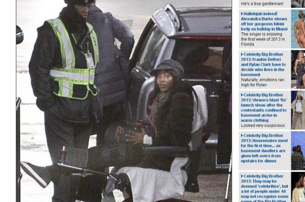 Naomi Campbell teria fraturado a perna após ser atacada por ladrão em Paris Daily Mail/Reprodução