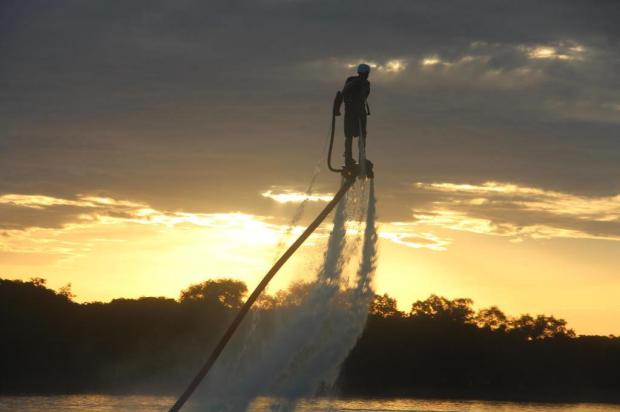 Flyboard leva praticante a voar sobre a água e fazer acrobacias aquáticas Arquivo pessoal/Arquivo pessoal