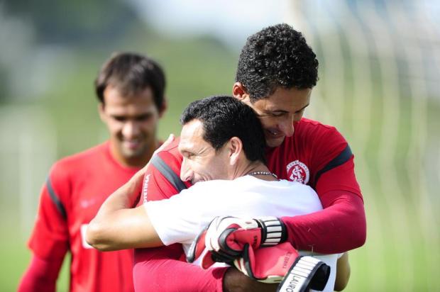 FOTO: Guiñazu se despede dos colegas no Inter em treino no CT Parque Gigante Mauro Vieira/Agencia RBS
