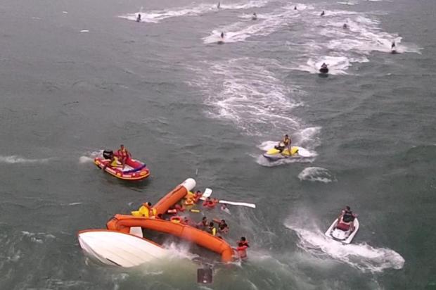 Bote com 22 passageiros naufraga na Ponta do Papagaio, em Palhoça Batalhão de Operações Aéreas/Divulgação