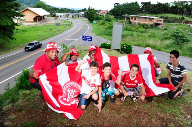 Com sinalizadores e foguetes, torcedores esperam pelo Inter em Gramado Mauro Vieira/ Com sinalizadores e foguetes, torcedores esperam pelo Inter em Gramado Mauro Vieira/