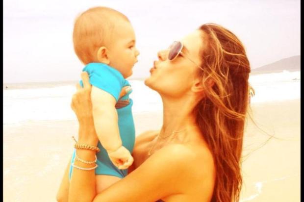 Alessandra Ambrosio posta foto com o filho na praia Facebook/Reprodução Alessandra Ambrosio posta foto com o filho na praia Facebook/Reprodução