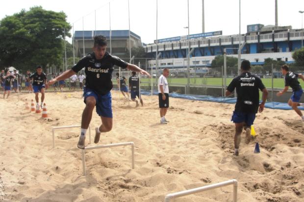 Antônio Mello tira o fôlego dos jogadores do Grêmio em treino na caixa de areia Adriano de Carvalho/