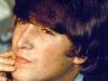 O clique de um John Lennon pensativo integra a coleção que será leiloada em março