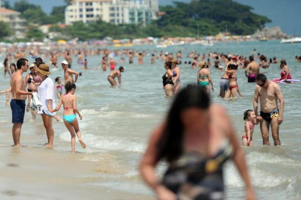 Tempo quente lota Praia de Canasvieiras, em Florianópolis Guto Kuerten/Agencia RBS