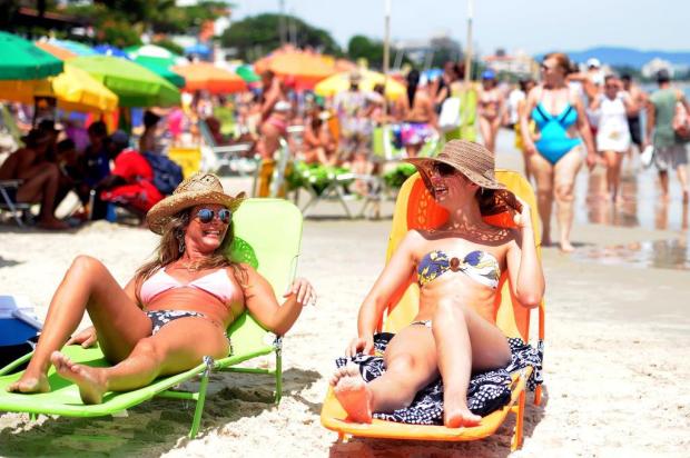 Primeiro dia de sol forte do ano leva turistas às praias de Florianópolis Guto Kuerten/Agencia RBS