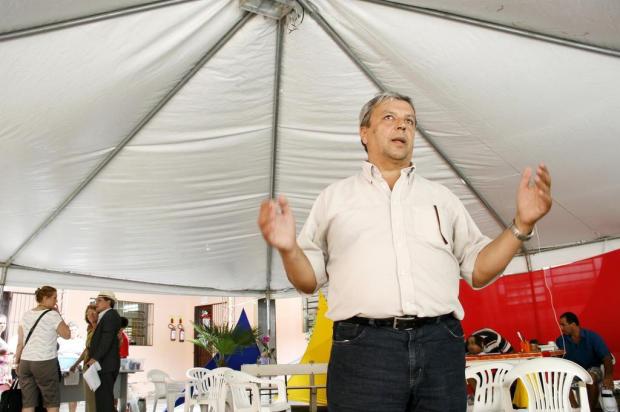 Prefeito de Montenegro passa a despachar de uma lona montada no pátio da prefeitura Charles Dias/Especial Prefeito de Montenegro passa a despachar de uma lona montada no pátio da prefeitura Charles Dias/Especial