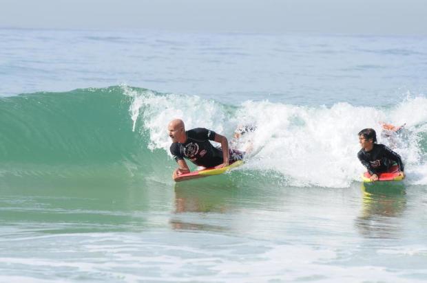 Escola de bodyboard atrai turistas para as águas da Praia da Barra Divulgação/MNiemeyer Assessoria de Comunicação