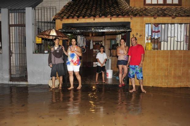 Água da chuva invade cerca de 70 casas no Bairro Jardim Carvalho Luiz Armando Vaz/Agencia RBS