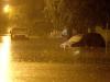 Carros ficaram com as rodas submersas na Rua São Salvador