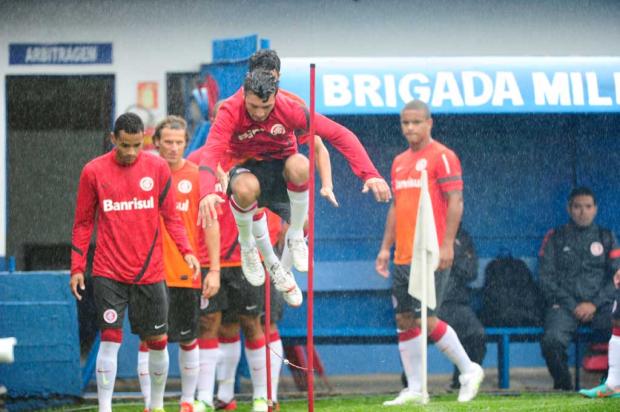 Sob insistente chuva, grupo do Inter faz exercícios físicos em Gramado Mauro Vieira/Agência RBS/