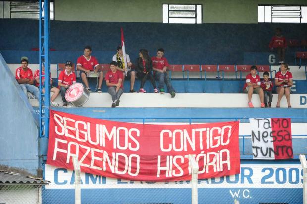 Torcedores incentivam os atletas no campo do Gramadense Mauro Vieira/Agência RBS/ Torcedores incentivam os atletas no campo do Gramadense Mauro Vieira/Agência RBS/
