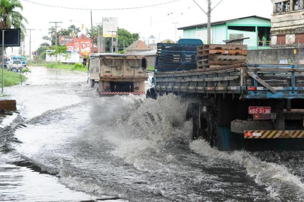 Em 12h, chuva atinge 65% da média do mês de janeiro e causa transtornos em Porto Alegre Fernando Gomes/Agencia RBS Em 12h, chuva atinge 65% da média do mês de janeiro e causa transtornos em Porto Alegre Fernando Gomes/Agencia RBS
