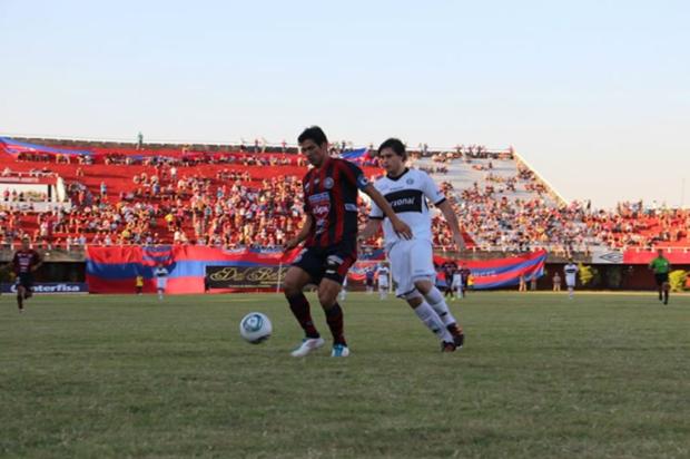 Grife Rivarola: Ex-zagueiro oferece paraguaio Fabián Balbuena ao Grêmio Clube Cerro de Franco, Divulgação/ Grife Rivarola: Ex-zagueiro oferece paraguaio Fabián Balbuena ao Grêmio Clube Cerro de Franco, Divulgação/
