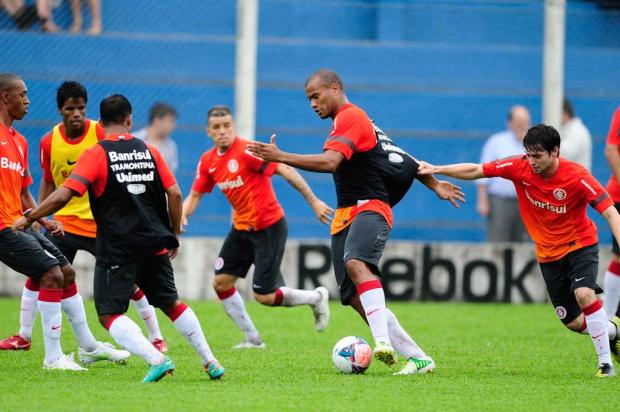 Dunga faz trabalho com 25 atletas; Forlán e João Paulo balançam as redes Mauro Vieira/Agência RBS/