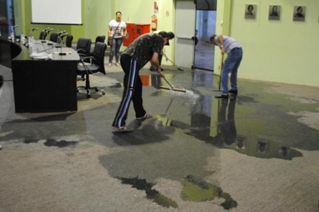 Chuva alaga parte do plenário da Câmara de Vereadores de Venâncio Aires Fernanda Bergmann/Divulgação