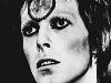 Maquiagem e adereços para encarnar Ziggy Stardust, o alienígena criado por Bowie
