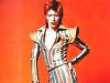 Madeixas e lábios vermelhos, macacões de vinil, muita maquiagem e brilho trazem o glam para Bowie. Com o disco The Rise and Fall of Ziggy Stardust and Spiders from Mars, de 1972, o músico narra a história de um alienígena que aterrisa em um mundo destinado a terminar em 5 anos