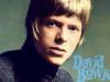 Em seu disco de estreia, em 1967, Bowie ainda flertava com o folk-rock e a psicodelia. Os cabelos louros e a imagem de bom moço mudariam nos anos seguintes   