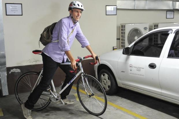 Vereador Marcelo Sgarbossa "estaciona" bicicleta na Câmara de Porto Alegre Divulgação/CMPA