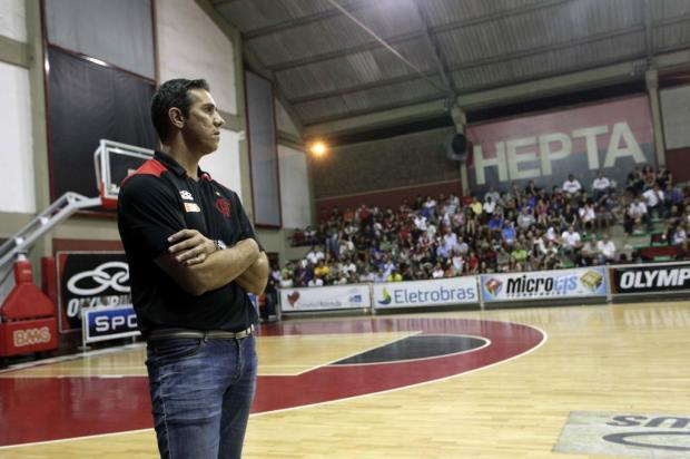 Contra o Joinville, seu ex-time, José Neto busca recorde de vitórias pelo Fla no NBB Fernando Azevedo,Fla Imagem/Fla Imagem,Divulgação Contra o Joinville, seu ex-time, José Neto busca recorde de vitórias pelo Fla no NBB Fernando Azevedo,Fla Imagem/Fla Imagem,Divulgação