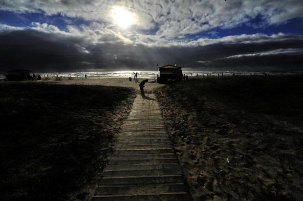 Após chuva, tempo seco incentiva veranistas a aproveitarem a praia Lauro Alves/Agencia RBS