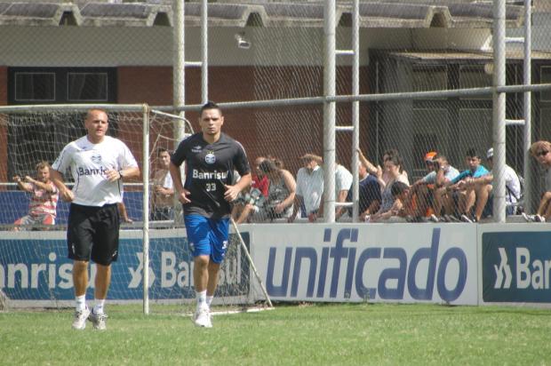 FOTO: Lateral Pará volta a treinar com o grupo do Grêmio no Olímpico Adriano de Carvalho/