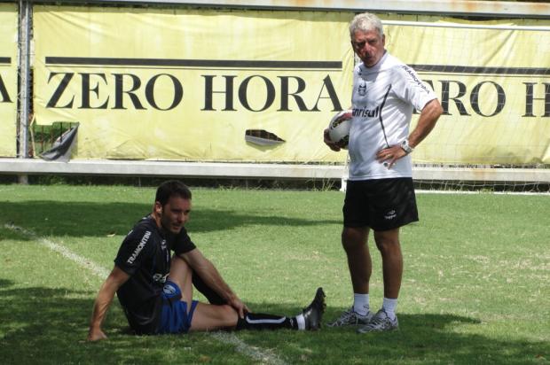 Fábio Aurélio é participativo em treino de cruzamentos, mas sente dores e sai antes Adriano de Carvalho/