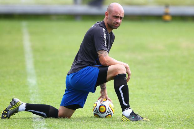 Com a "careca queimada", Cris busca adaptação ao calor na pré-temporada Lucas Uebel, Divulgação/Grêmio/ Com a "careca queimada", Cris busca adaptação ao calor na pré-temporada Lucas Uebel, Divulgação/Grêmio/