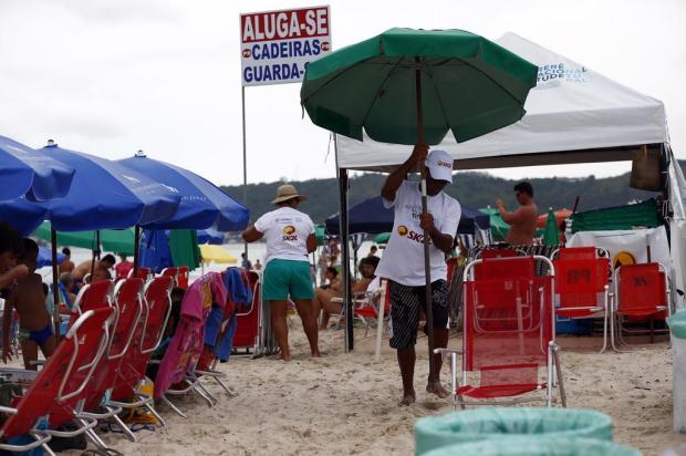 Comerciantes ocupam areia com cadeiras de praia vazias, enquanto banhistas têm dificuldade de encontrar espaço para ficar Alvarélio Kurossu/Agencia RBS Comerciantes ocupam areia com cadeiras de praia vazias, enquanto banhistas têm dificuldade de encontrar espaço para ficar Alvarélio Kurossu/Agencia RBS