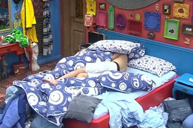 Nasser vai para baixo do edredom com Fernanda e outros participantes especulam se houve beijo Reprodução/TV Globo/Divulgação Nasser vai para baixo do edredom com Fernanda e outros participantes especulam se houve beijo Reprodução/TV Globo/Divulgação