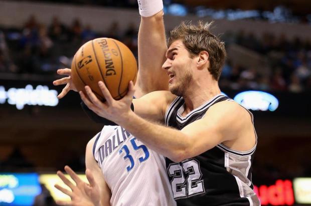 Catarinense Tiago Splitter faz duplo-duplo e Spurs leva Lakers à quinta derrota seguida Ronald Martinez/AFP