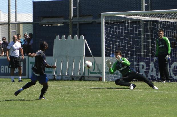 Sem Bertoglio e Fábio Aurélio, grupo do Grêmio treina finalizações no Olímpico Adriano de Carvalho/ Sem Bertoglio e Fábio Aurélio, grupo do Grêmio treina finalizações no Olímpico Adriano de Carvalho/