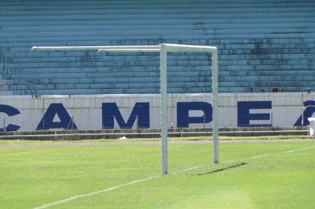 FOTO: Novas traves são instaladas no gramado do estádio Olímpico Adriano de Carvalho/ FOTO: Novas traves são instaladas no gramado do estádio Olímpico Adriano de Carvalho/