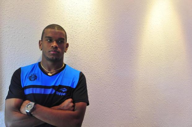 Fernando diz que fica no Grêmio e quer "fazer história no clube" Tadeu Vilani/Agencia RBS