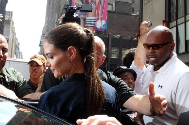 Marca de Katie Holmes não está no calendário oficial do NYFW MEHDI TAAMALLAH/AFP Marca de Katie Holmes não está no calendário oficial do NYFW MEHDI TAAMALLAH/AFP