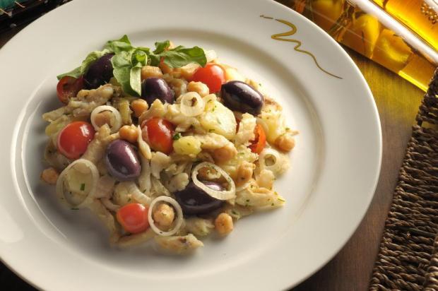 Sirva uma salada de bacalhau e grão-de-bico Divulgação/Divulgação Sirva uma salada de bacalhau e grão-de-bico Divulgação/Divulgação