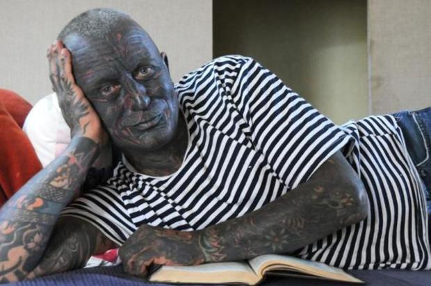 Artista com 90% do corpo tatuado é um dos candidatos mais cotados à presidência da República Tcheca The Telegraph/Reprodução Artista com 90% do corpo tatuado é um dos candidatos mais cotados à presidência da República Tcheca The Telegraph/Reprodução