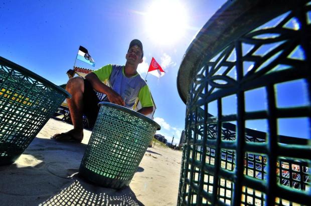 Comerciante de Capão da Canoa espalha cestos na orla para manter a areia limpa Lauro Alves/Agencia RBS