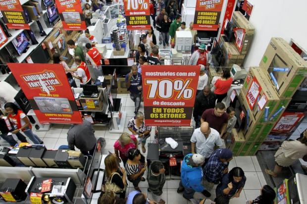Dia de promoções faz consumidores madrugarem em Porto Alegre Dani Barcellos/liquidação,magazine luiza,economia