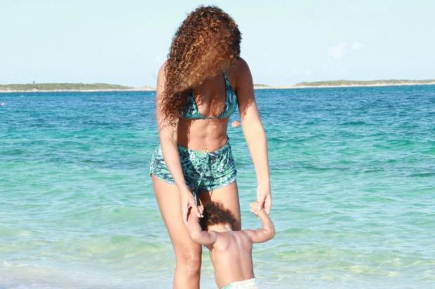 Beyoncé posta foto de biquíni com a filha Blue Ivy em praia Tumblr/Reprodução