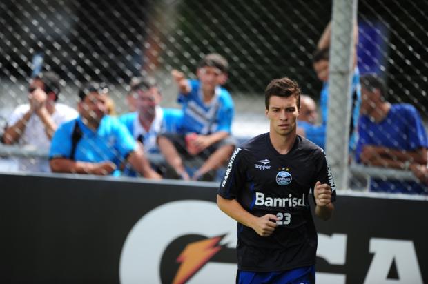 Reforço para o meio-campo, Jean Deretti começa a treinar com o grupo do Grêmio Fernando Gomes/
