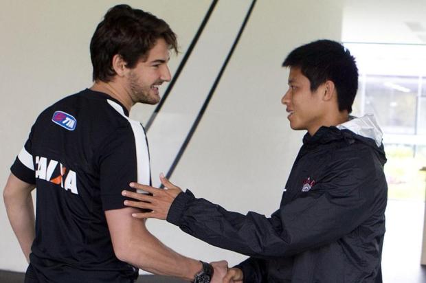 Pato é apresentado: 'Calor da torcida me fez escolher o Corinthians ' Daniel Augusto Jr/Agência Corinthians Pato é apresentado: 'Calor da torcida me fez escolher o Corinthians ' Daniel Augusto Jr/Agência Corinthians