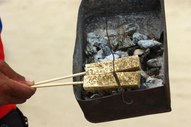 Alimentação no verão exige mais cuidados com a higiene Hermínio Nunes/Agencia RBS Alimentação no verão exige mais cuidados com a higiene Hermínio Nunes/Agencia RBS