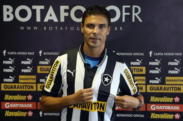 "Temos que disputar títulos", diz Bolívar ao vestir a camisa do Botafogo Satiro Sodre/AGIF "Temos que disputar títulos", diz Bolívar ao vestir a camisa do Botafogo Satiro Sodre/AGIF