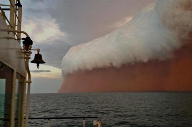 Ciclone ergue tempestade de areia na Austrália Brett Martin/AFP PHOTO / PERTH WEATHER LIVE