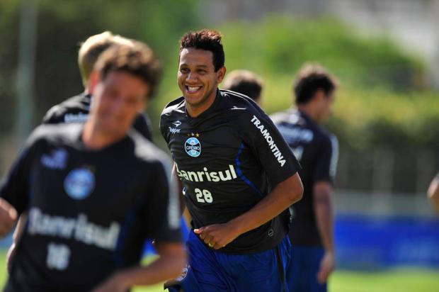 FOTO: Souza aparece no gramado suplementar do Olímpico e realiza treino físico Félix Zucco/