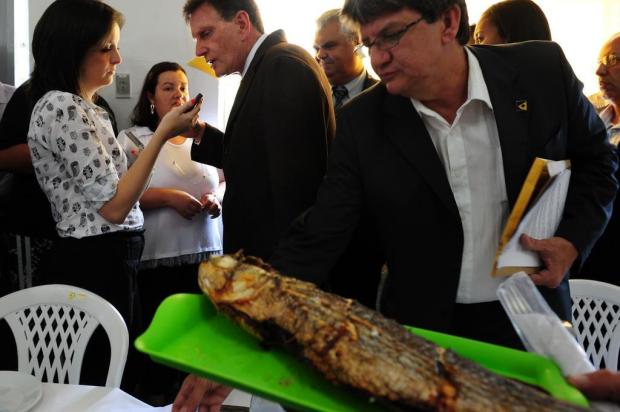 Peixe é assado na Capital para receber ministro da Pesca e celebrar crédito Fernando Gomes/Agencia RBS Peixe é assado na Capital para receber ministro da Pesca e celebrar crédito Fernando Gomes/Agencia RBS