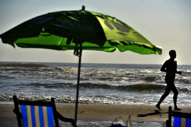 Domingo é de céu sem nuvens e mar agitado em Capão da Canoa Lauro Alves/Agência RBS Domingo é de céu sem nuvens e mar agitado em Capão da Canoa Lauro Alves/Agência RBS